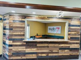Studio 7 on Main，位于West Fargo的酒店