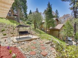 Cozy Crestline Cabin with Mountain-View Balcony!，位于Crestline的酒店