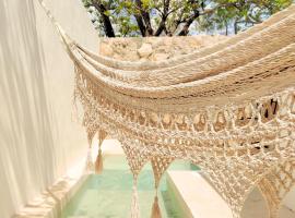 Casa Colibri Central Villa with Private Pool and Tub Merida，位于梅里达的酒店