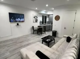2BR Hollywood Townhouse