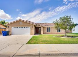 Yuma Family Home with Covered Patio and Grill!，位于优马的度假短租房