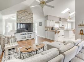 Dine, Shop and Splash Family Home in Myrtle Beach，位于默特尔比奇的酒店