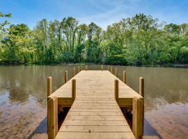 Troy Cabin with River Access Fish, Kayak and More!，位于Troy的酒店