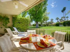 Sunny Palm Springs Haven Fenced Patio, 6 Pools!，位于棕榈泉的公寓