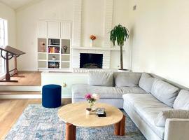 Rose Garden Home, Entire 4bdr 2bth House with Offices, Thousand Oaks，位于千橡市的酒店