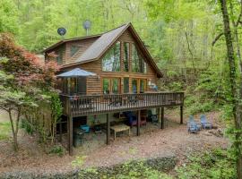 Lakefront Cabin Bordering Nat Park with Hot Tub! cabin，位于Turtletown的酒店