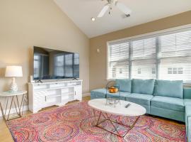 2 Mi to Rehoboth Beach Updated Condo with Pools，位于柏斯海滩的酒店