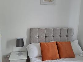 Luxury Ensuite Room With Free WI-FI 8 Clarendon Way Colchester，位于科尔切斯特的酒店