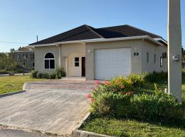 Tropical Villa at Lakeside View，位于Salisbury的酒店