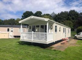 Ultra Modern Caravan Willerby Avonmore Hire At Haggerston Castle，位于特维德上游的贝里克的度假村