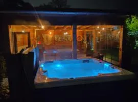 Ecolodge met jaccuzzi en warm zwembad in prachtige tuin met prive sauna Centrum Tilburg