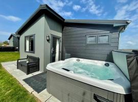 *Luxury holiday home with hot tub close to beach*，位于彭布罗克郡的公寓