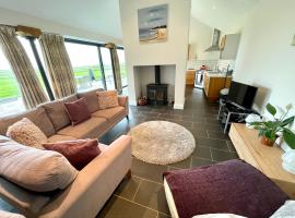 Cosy barn with views in Wick Vale of Glamorgan，位于Wick的带停车场的酒店