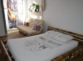 Grande chambre avec lit Bambou et canapé lit，位于Chef-Boutonne的住宿加早餐旅馆