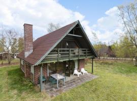3 Bedroom Beautiful Home In Ørsted，位于厄斯泰兹的酒店
