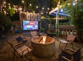 Villa Raya w Outdoor Cinema, Bonfire, Treehouse & Parking，位于美岸的酒店