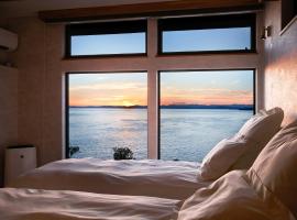 Private Villa with Pool and Sunset in Kochi，位于Aki的带泳池的酒店