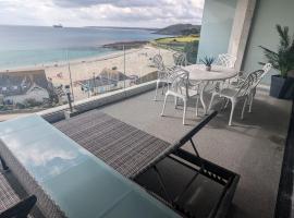 Luxury 3bd, beach access & views，位于法尔茅斯的酒店
