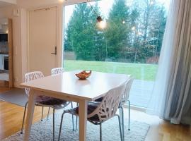 Modern, private & fully equipped for 3 & 2 children, near forest, with kitchen washer, pets friendly，位于Floda的酒店