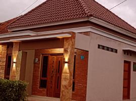 Mutiara homestay jogja，位于Ngingas的木屋