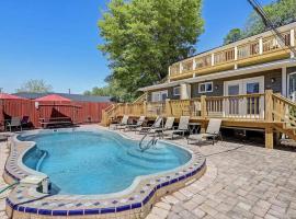 Historic Savannah Gold Private Condo with Pool - 2bed, 1&half bath, Sleeps 6, 1st Floor, 15 Min Walk To Historic Savannah Center And All Attractions，位于萨凡纳的酒店