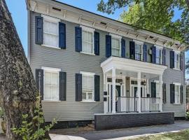 Historic Savannah Gold Private Condo with Pool - 2bed, 1&half bath, Sleeps 6, 1st Floor, 15 Min Walk To Historic Savannah Center And All Attractions，位于萨凡纳的酒店