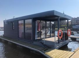 Houseboat in Kamien Pomorski，位于波莫瑞地区卡缅的船屋