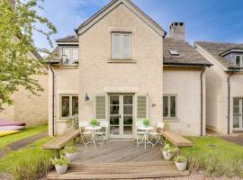 Toad Hall Pet-Friendly Family Stay, Lake Access，位于萨默福德凯恩斯的带泳池的酒店