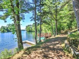 Hearthwood Beach House - Lake Tomahawk，位于米诺阔的酒店