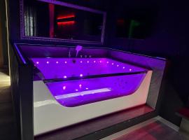 Nubia studios & spa，位于布加勒斯特的带泳池的酒店