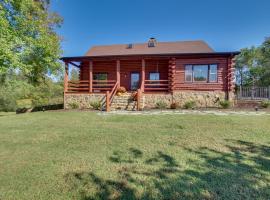 Cozy Log Cabin Getaway with Fire Pit and 3 Acres!，位于Ruckersville的度假屋