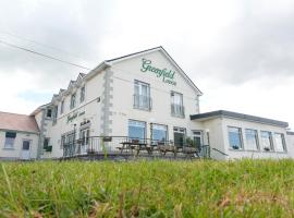 Greenfield Lodge Hotel Bar & Bistro，位于Headford的带停车场的酒店