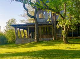 Whimsical Gatehouse, Private Porch, Kitchenette，位于富兰克林的酒店