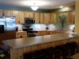 Minocqua Lake Condo B7，位于米诺阔的酒店