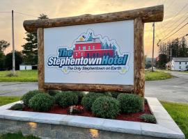 The entire Stephentown Hotel. 28 person occupancy，位于汉考克的酒店