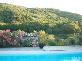 Gîtes de Neyrac, appartement Violette - piscine, rivière à 100 m, vue sur les collines，位于梅拉的酒店