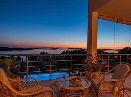 Amazing Mediterranean view Villa Oliva Zaboric，位于扎博里克的酒店