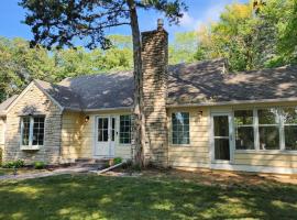 Cheerful 3-bedroom in Wayzata on private wooded lot，位于Wayzata的酒店