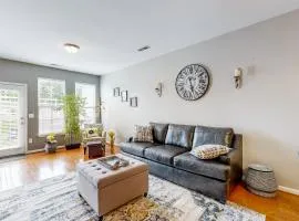 2BR Townhouse with Pool, Patio, and AC