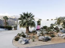 The Pink Paloma - A Barbie Inspired Villa in Palm Springs，位于棕榈泉的酒店