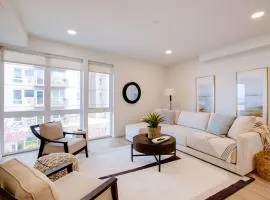 Luxe Seaside Vacation Rental Walk Downtown!