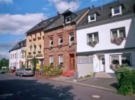 Schönes Ferienhaus in Kövenig mit Terrasse, Garten und Holzkohlegrill