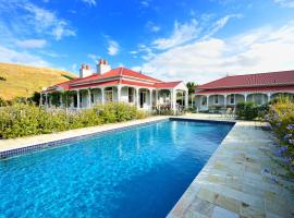 Cape South Estate - International award-winning country estate with Pacific views，位于北哈夫洛克的带泳池的酒店
