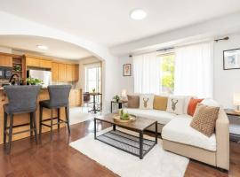 Modern Cozy 4BR Home with Sunny Patio，位于渥太华的乡村别墅