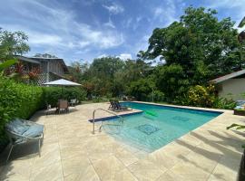 Finca Cristal con Piscina Room Perezoso，位于Talamanca的酒店