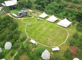 Ora Hill Farmstay & Glamping Hoa Binh，位于Cao Phong的豪华帐篷