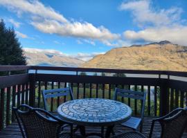 Devine Hideaway - Family Rustic Kiwi Bach - Beautiful Lake Views，位于皇后镇的酒店