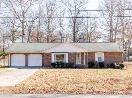 Beautiful Home. W/Hot Tub. Great Location，位于Taylors的酒店