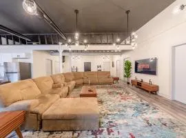 Luxury 5BR Chicago Retreat Perfect for Groups with Pool table & Optional Parking Near McCormick Place and Soldier Field