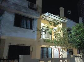 2 Bhk Villa At Pushpanjali Residency Phase 2 Bunglow No A1 Owale Ghodberder Road Thane West，位于塞恩的酒店